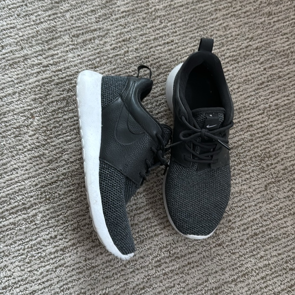 Nikes - Picture 2 of 6